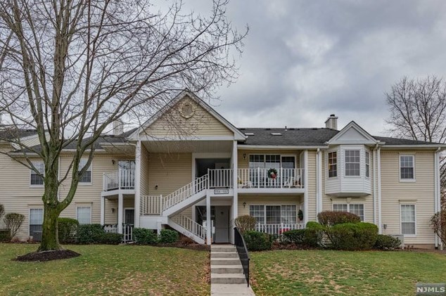 1157 Sycamore Ln, Mahwah, NJ 07430