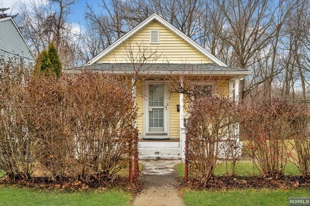 28 Hines Ave, Mahwah, NJ 07430