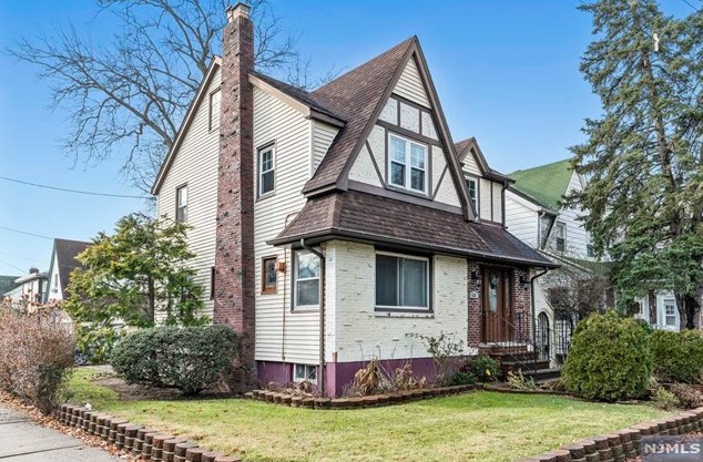 410 Woods Rd, Teaneck, NJ 07666