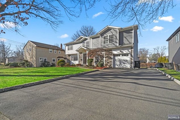 33 Duke Dr, Paramus, NJ 07652-4319