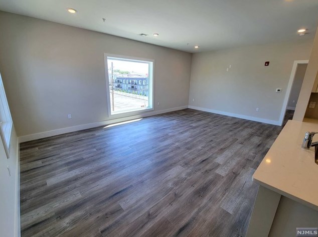 387 Park St #401, Hackensack, NJ 07601