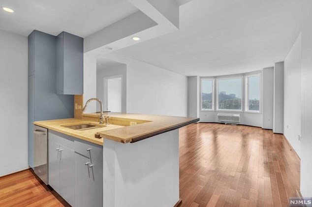 3216 City Pl #3216, Edgewater, NJ 07020