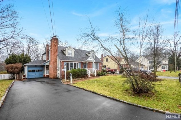 22 Wilson Ter, Waldwick, NJ 07463-1223
