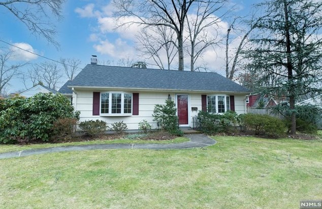 94 Colona St, Wyckoff, NJ 07481-2723