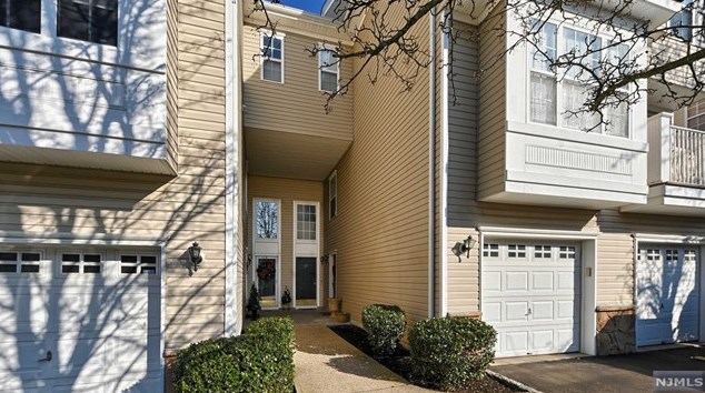 72 Mountainside Dr, Pompton Falls, NJ 07442-1761
