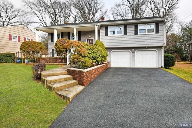 248 Godwin Ave, Wyckoff, NJ 07481