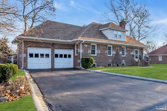 1 Wickett Ave, Green Brook, NJ 08812