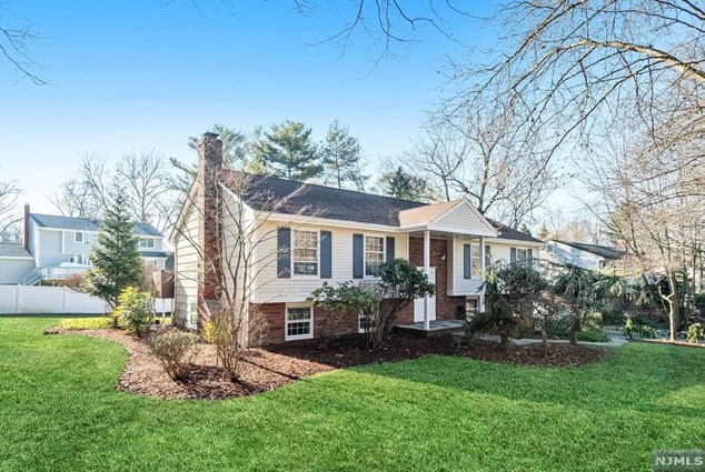 2 Bowers Ln, Closter, NJ 07624