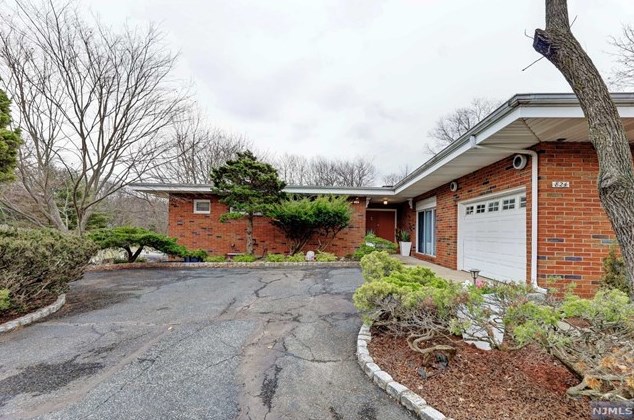 824 Mountain Ave, Wyckoff, NJ 07481