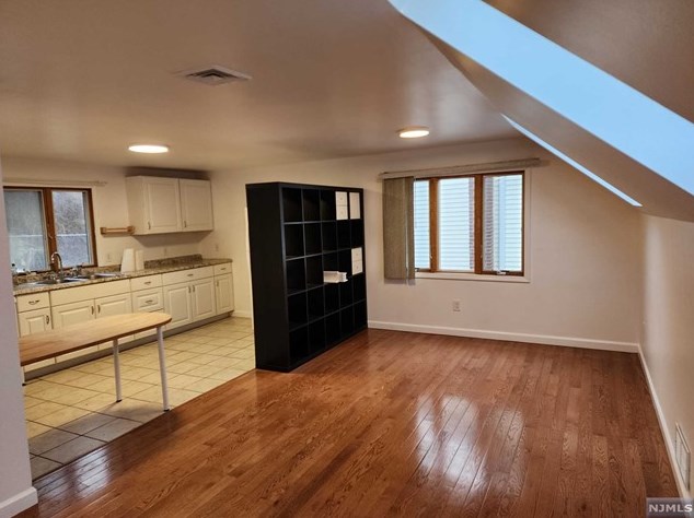316 10th St #2nd Fl, Palisades Park, NJ 07650