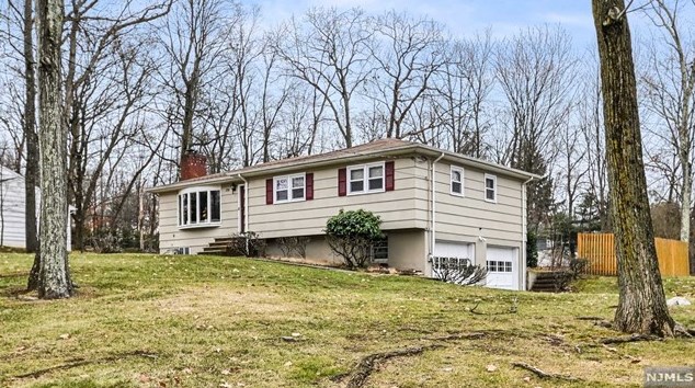130 Manito Ave, Oakland, NJ 07436-4028