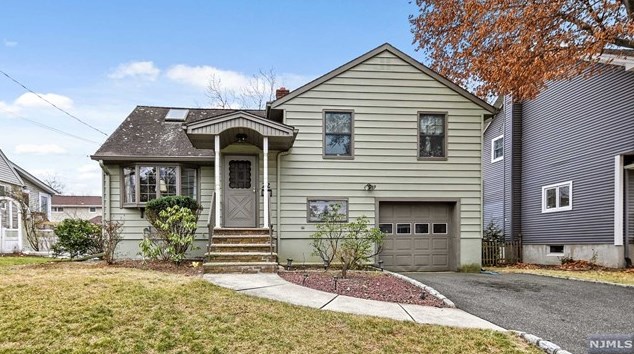 22 Mackay Ave, Waldwick, NJ 07463