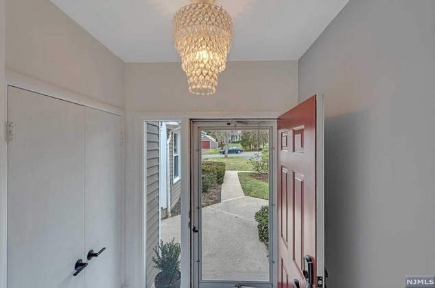 156 Grandview Ln, Mahwah, NJ 07430