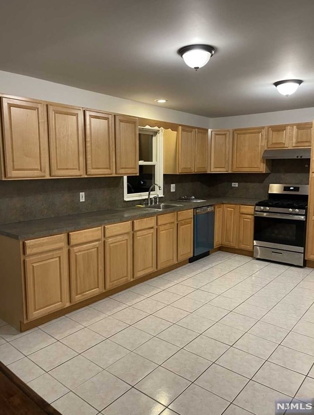 369 President St, Saddle Brook, NJ 07663