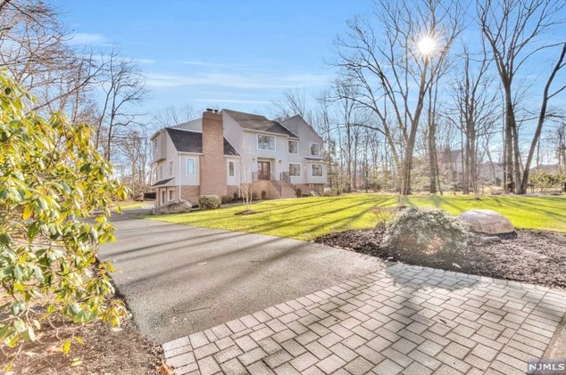 707 Arnold Dr, Franklin Lakes, NJ 07417
