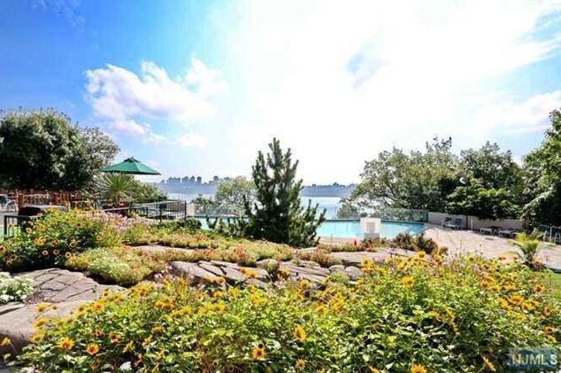 6 Horizon Rd, West Fort Lee NJ  07024-6601 exterior