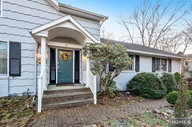 15 Stone Fence Rd, Allendale, NJ 07401