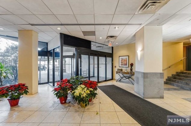 1055 River Rd #113, Edgewater, NJ 07020