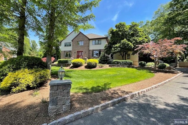 10 Woodcrest Ln, Westwood, NJ 07675-7355