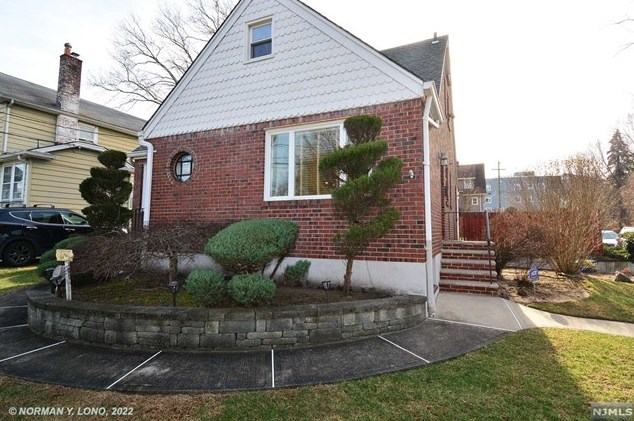 192 W Ivy Ln, Englewood, NJ 07631