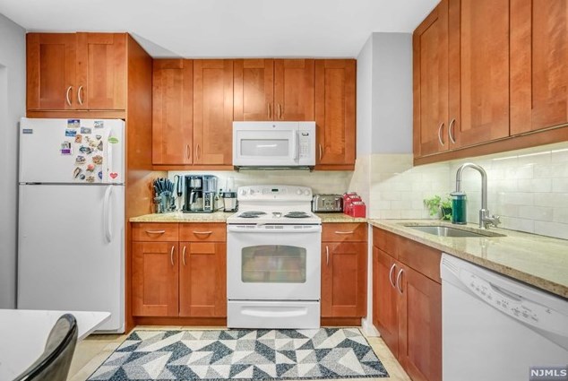 1111 River Rd #h11, Edgewater, NJ 07020