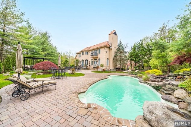 1 Dimmig Ct, Upper Saddle River, NJ 07458