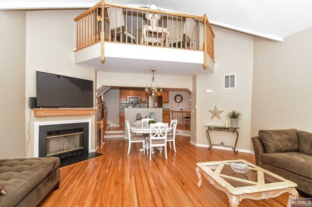 72 Tanager Ct, Wayne NJ  07470-8435 exterior