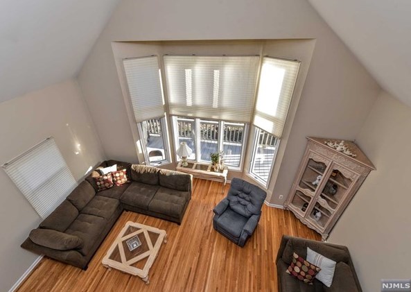 72 Tanager Ct, Wayne NJ  07470-8435 exterior