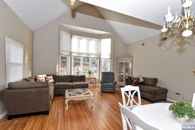 72 Tanager Ct, Wayne NJ  07470-8435 exterior