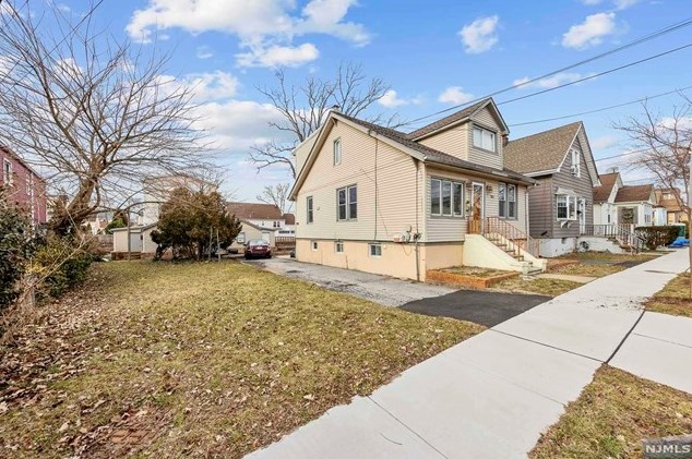 721 Golden Ave #1, Secaucus, NJ 07094
