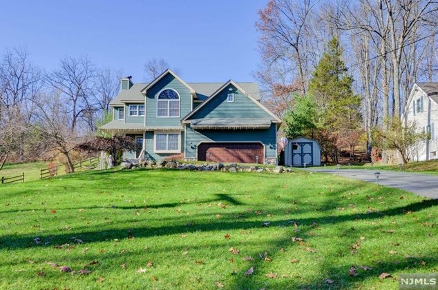 938 Homestead Dr, Fredon, NJ 07860