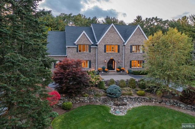 17 Corn Mill Ct, Upper Saddle River, NJ 07458