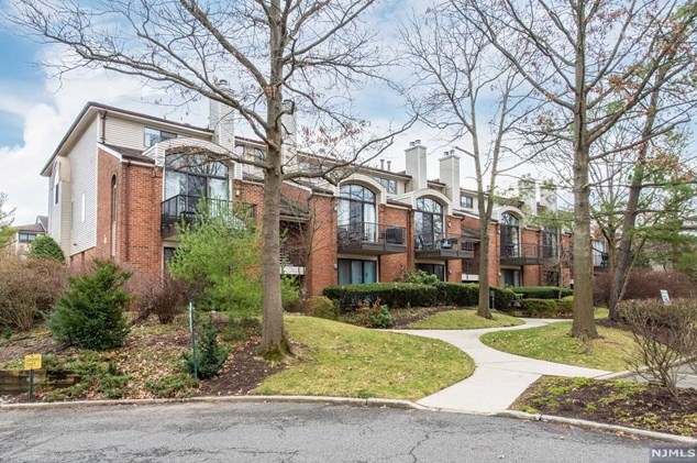 5 London Ct, Teaneck, NJ 07666