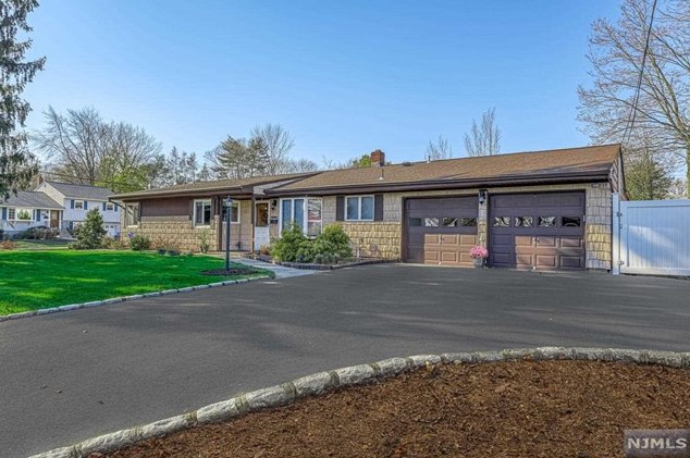 124 Crescent Ave, Waldwick, NJ 07463
