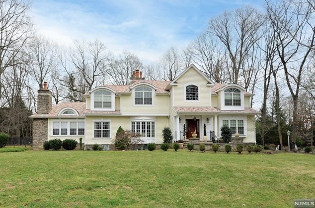 63 Pinehill Dr, Upper Saddle River, NJ 07458