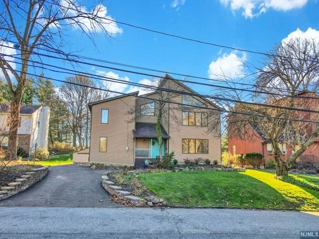 8 Seminole Ave, Oakland, NJ 07436