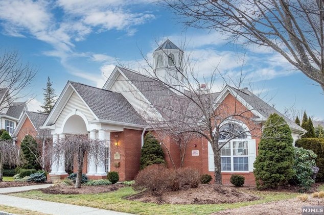 352 Cambridge Dr, Kinnelon, NJ 07405
