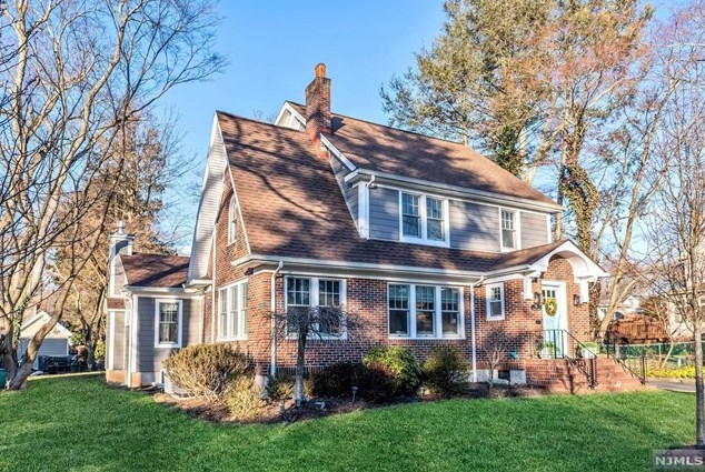 15 Homewood Ave, Allendale, NJ 07401