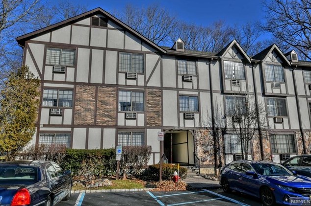 1511 Faulkner Ct, Mahwah, NJ 07430