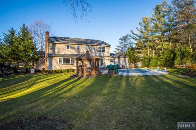 15 Windridge Dr, West Caldwell, NJ 07006-4046