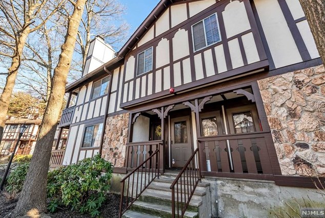3701 Melville Ct, Mahwah, NJ 07430