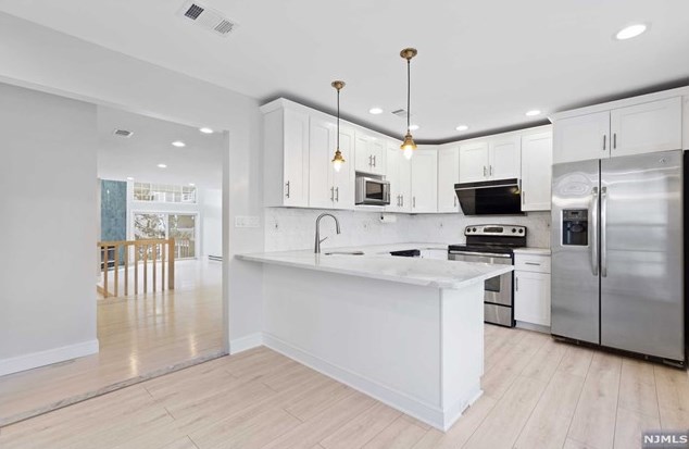 580 Windsor Dr, Palisades Park, NJ 07650