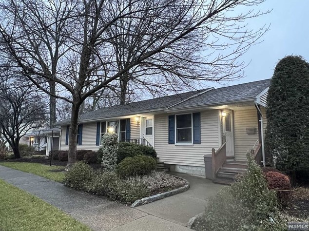 472 Ridgewood Rd, Westwood, NJ 07676