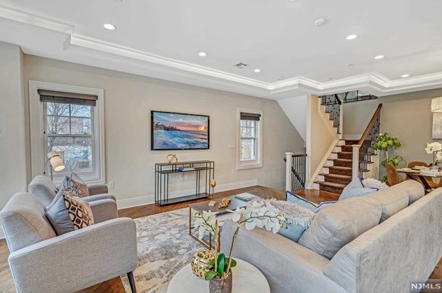 2 Marquis Ct, Edgewater, NJ 07020