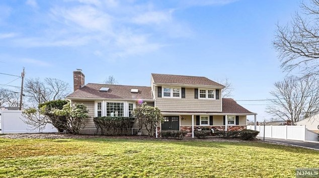 32 Massasoit Trail, Oakland, NJ 07436