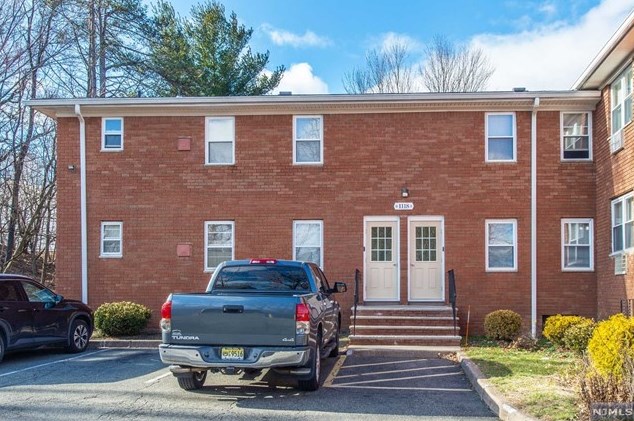 1118 Valley Rd, Wayne NJ  07470-2381 exterior