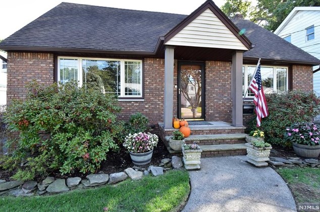 158 16th Ave, Elmwood Park, NJ 07407-3404
