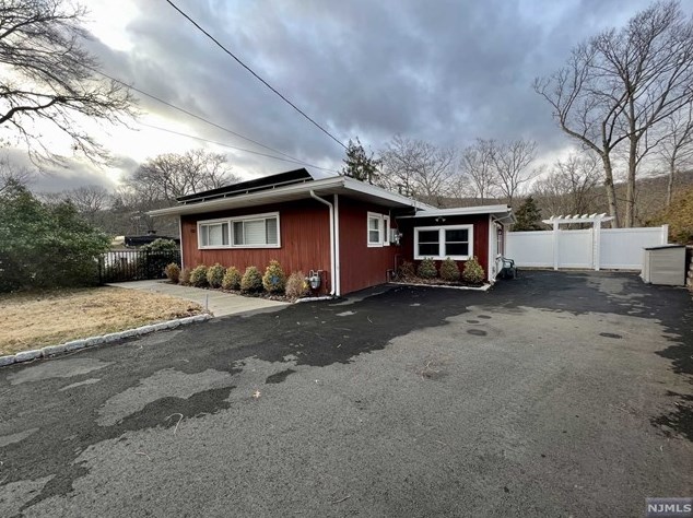 132 Lakeshore Dr, Oakland, NJ 07436