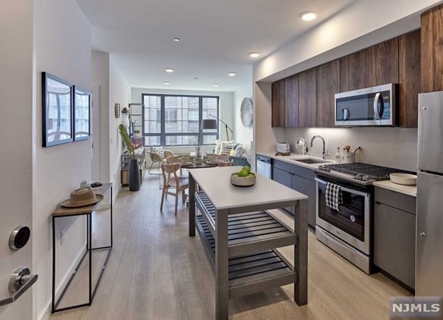 74 Maple St #802, Jersey City, NJ 07304