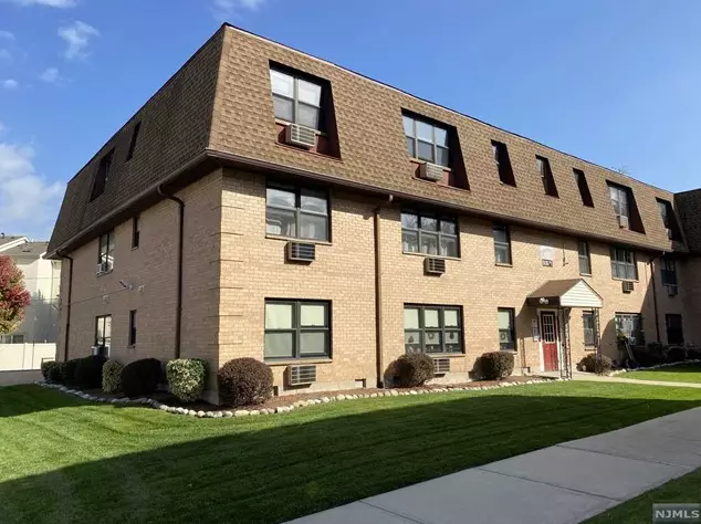 5 End Dr, Secaucus NJ  07094-4043 exterior